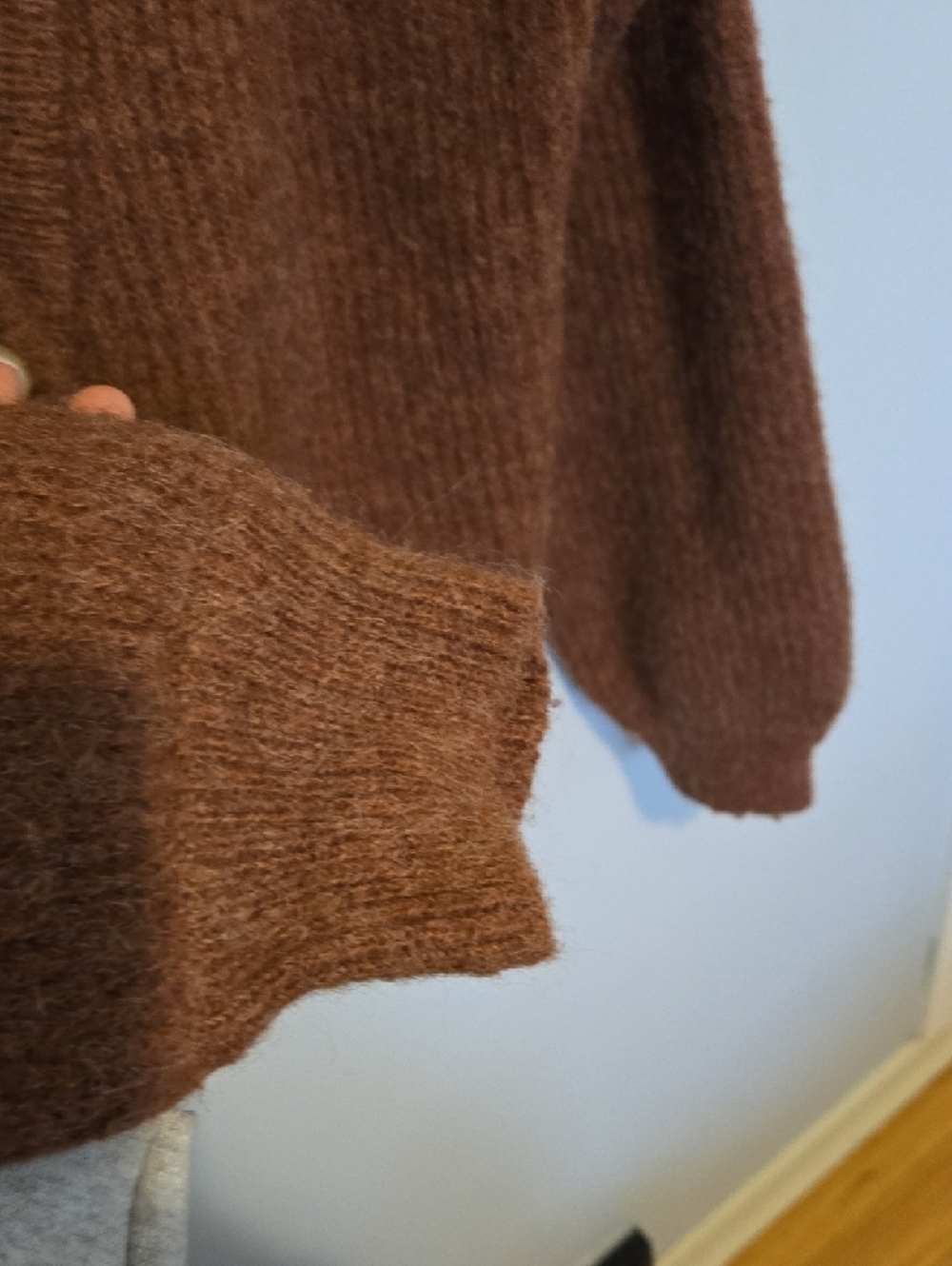 ICHI Cropped Chestnut V-Neck Cardigan with Pearl Buttons - Picture 5 of 6